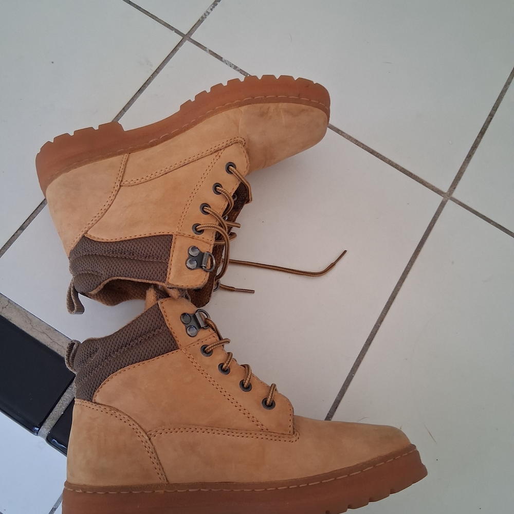Timberland Tan High-Top Boots with Rugged Design